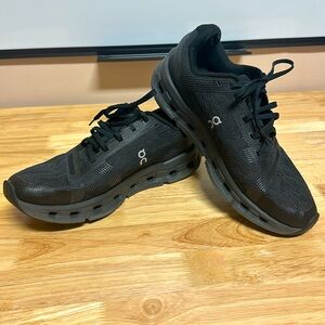 Women’s OnCloud Go. Size 10, Black running shoes.